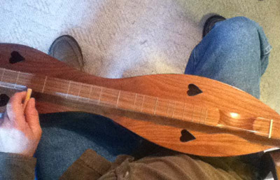 how to hold the dulcimer